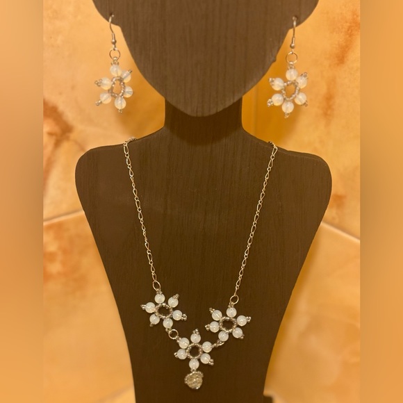 Handmade beaded necklace 18 inches and earrings set - Picture 5 of 5